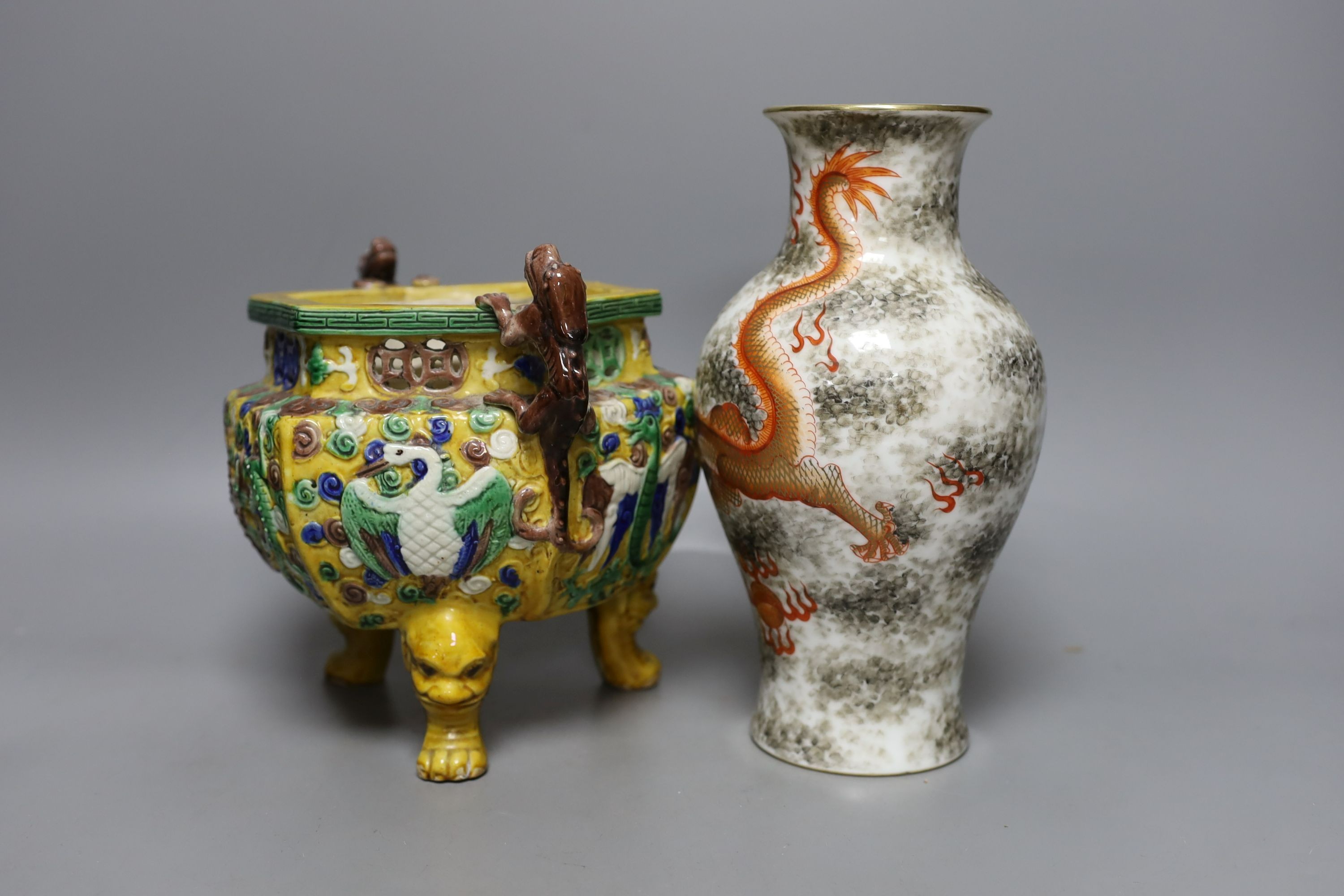 A Chinese sancai tripod censer together with a Chinese dragon pattern vase, 23.5cm tall, (2)